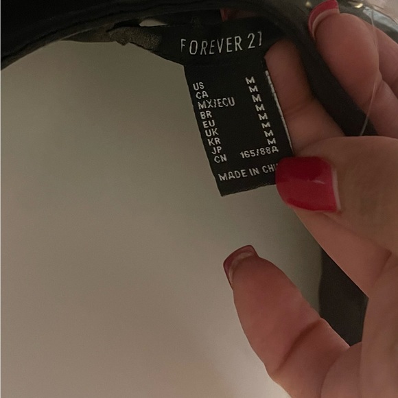 New Women’s black mini dress
Size Medium
New with tags
Straps can be attached - Picture 10 of 10